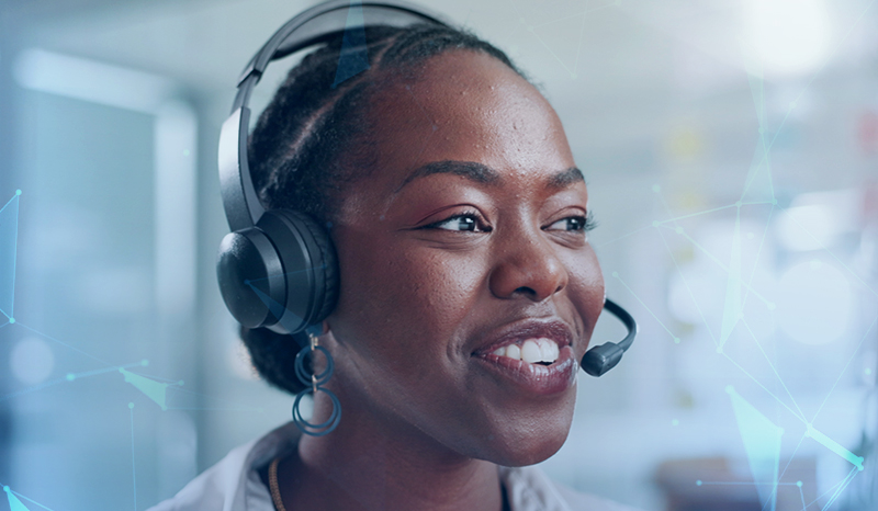 Femme assistant un client au téléphone